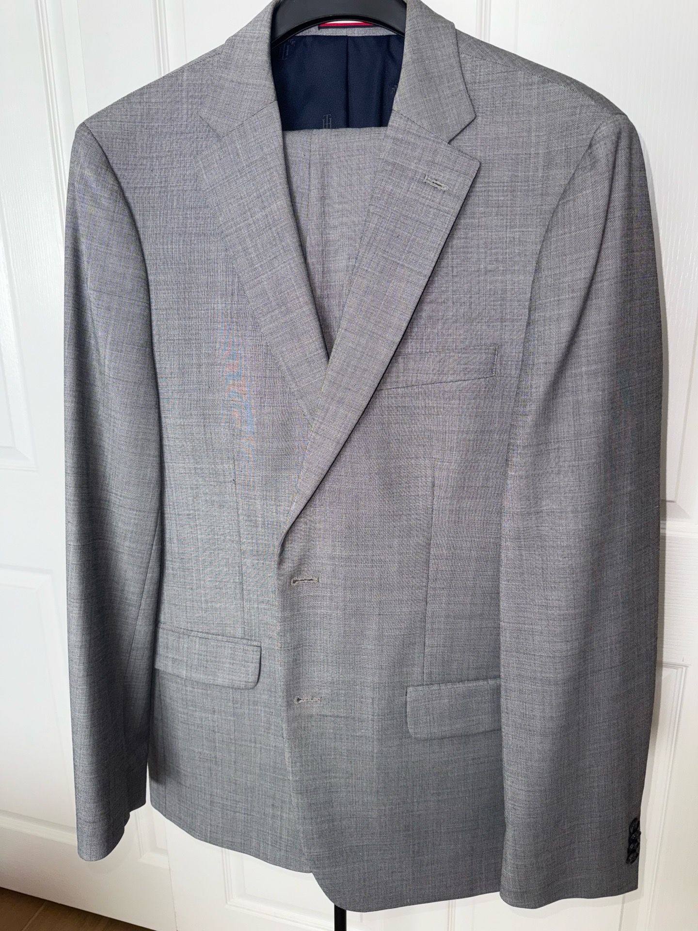 Tommy Hilfiger Light Gray Suit Size: 42L / 36W 32L Lightly used