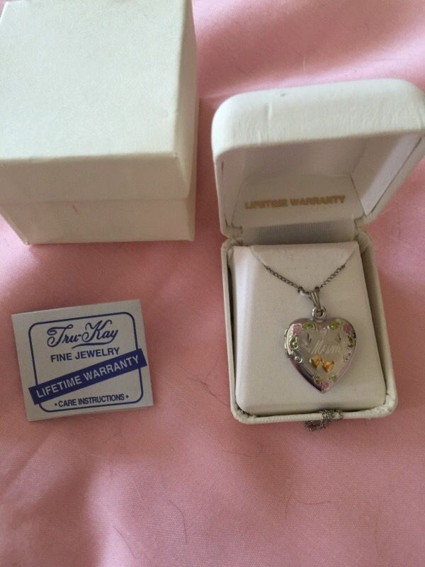 Beautiful silver heart MOM necklace (locket ) has life Time Waranty