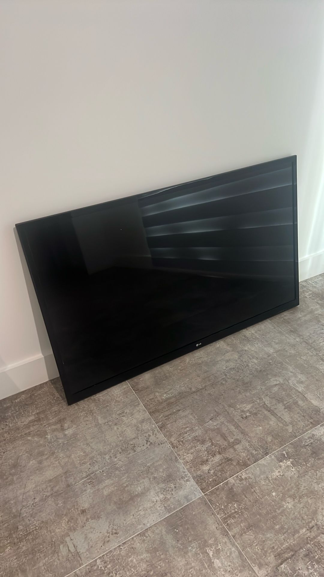 LG TV,  48”