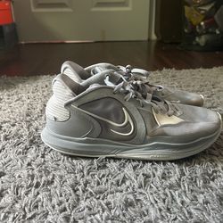 Kyrie low 5 wolf grey size 10