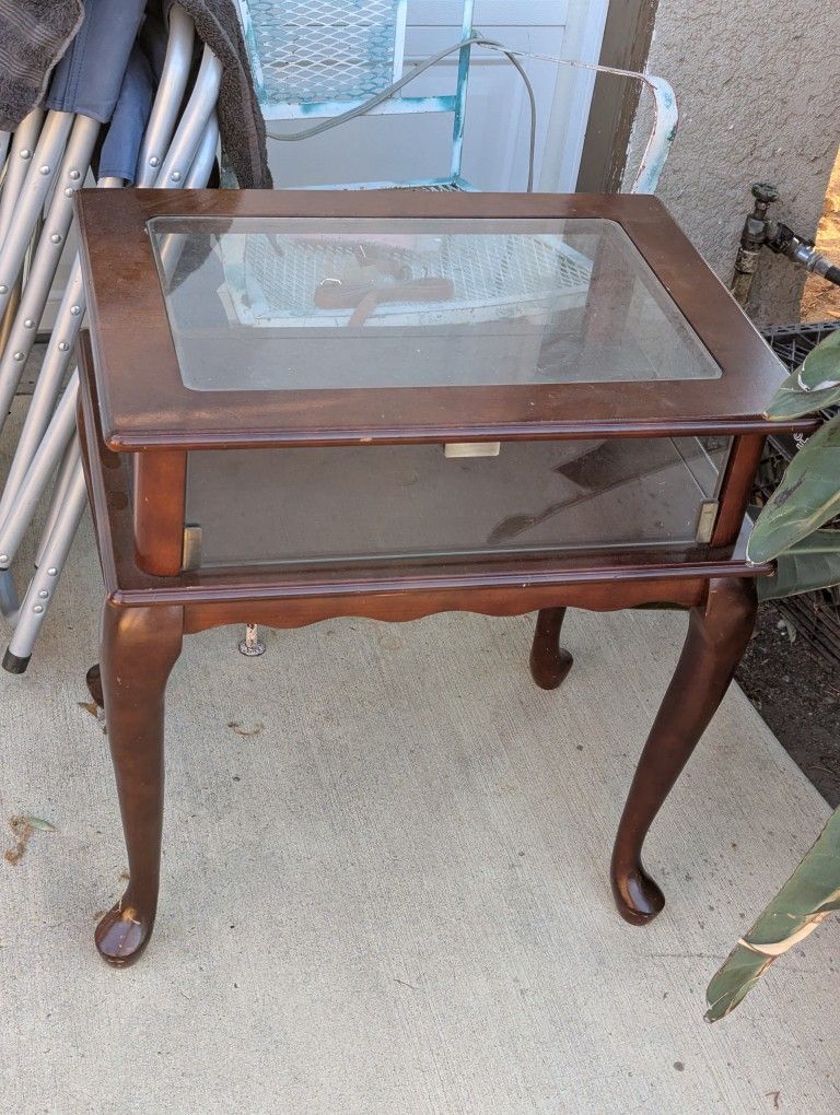Class End Table Great Condition