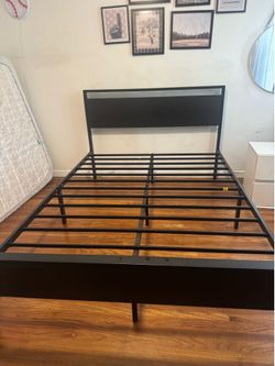 Full metal bed perfect condition