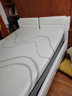 Almost New Queen luxury Memory Mattress