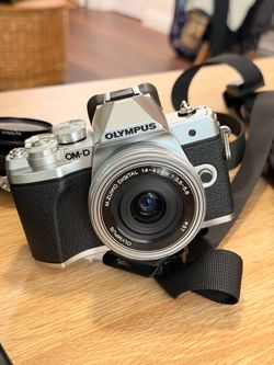 Olympus OM-D E-M10 Mark III - Kit with additional lenses and camera holder