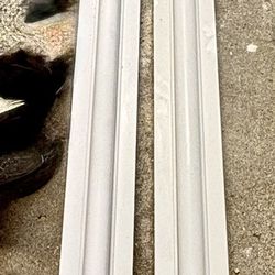 2 8’ fluorescent light fixtures