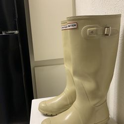 Women’s Original Tall Tan Rain Boots. Made By Hunter. Size 8.