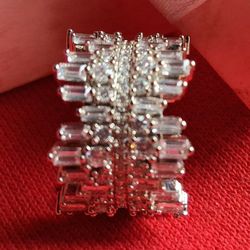 Beautiful Designer/Fashion Women’s Ring – Size 8 Princess-style silver-tone ring with an elegant, timeless look. Comes in a lovely pink gift box — 