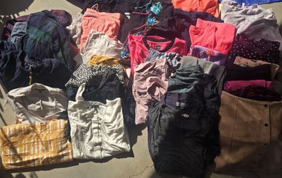 Tote of womens tops (s,m, lrg)