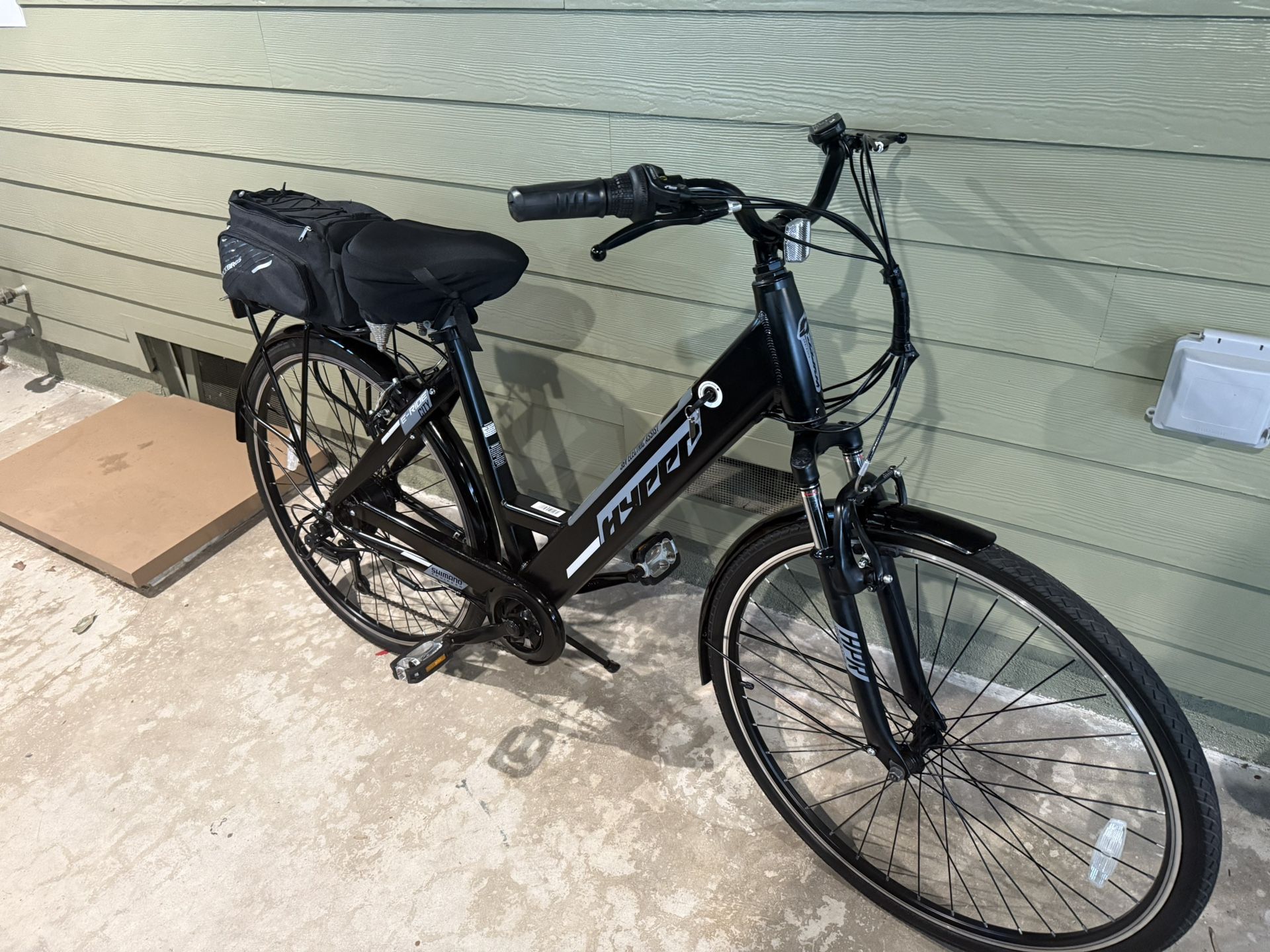 Hyper e ride city with 700c wheels 6 speed with different modes of assist has gel seat cover ,has rear rack bag this is a peddle assist bike not a ful