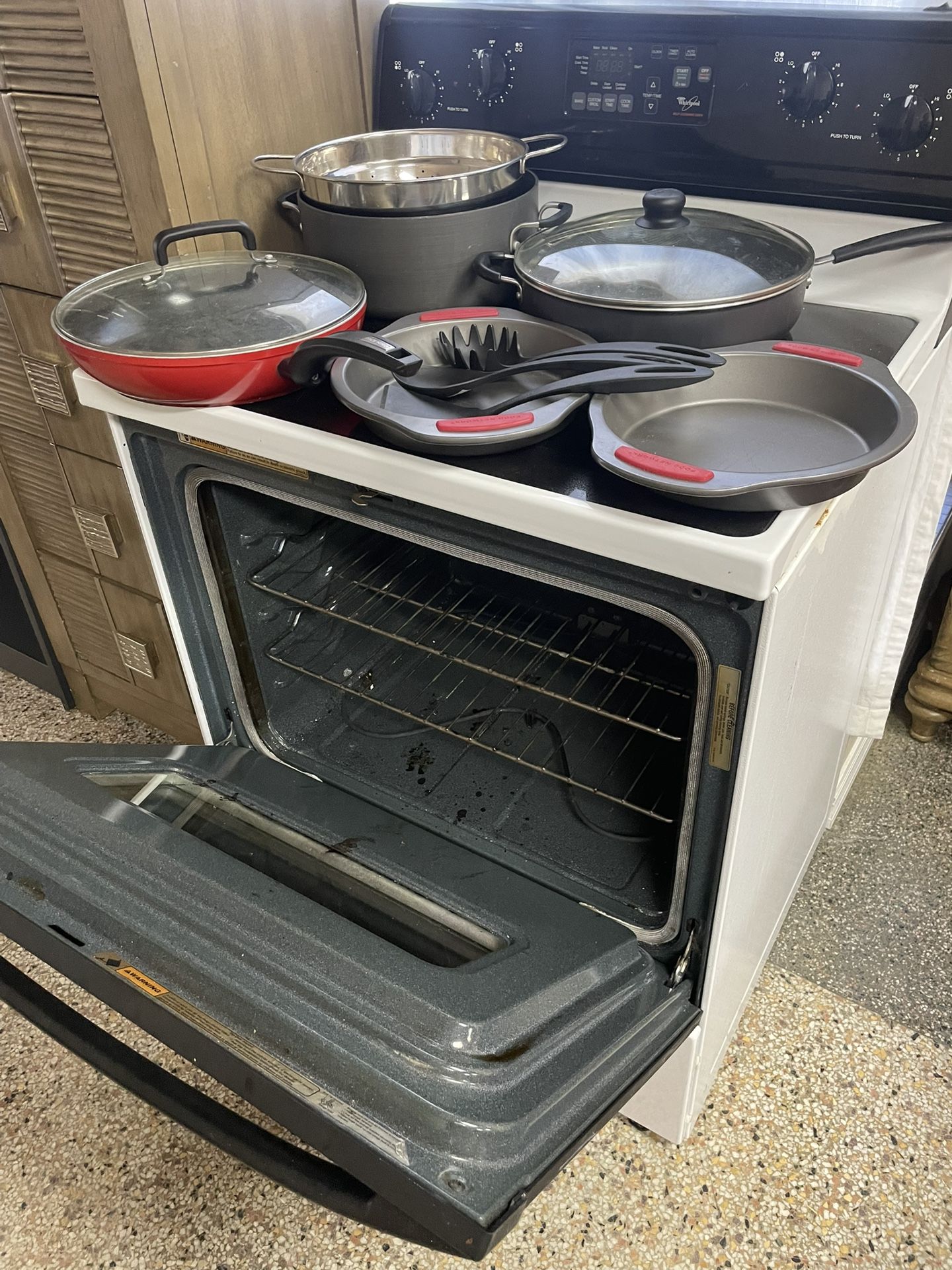 30" Whirlpool Electric Glass Stove Top Oven Range Estufa de cristal, horno en buen estado.