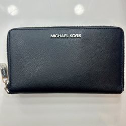 Michael Kors Black Leather Wallet with Phone Pocket – Used