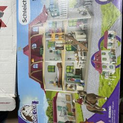 Schleich Lakeside Country House And Stable Set