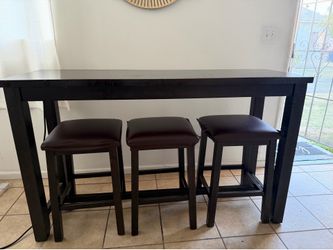 Table with 3 bar stools