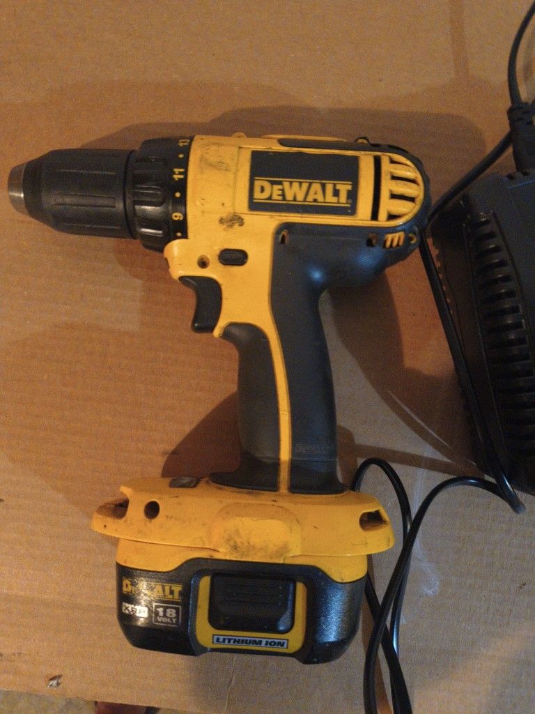 DeWalt 18 V Dc720 Drill Battery And Charger