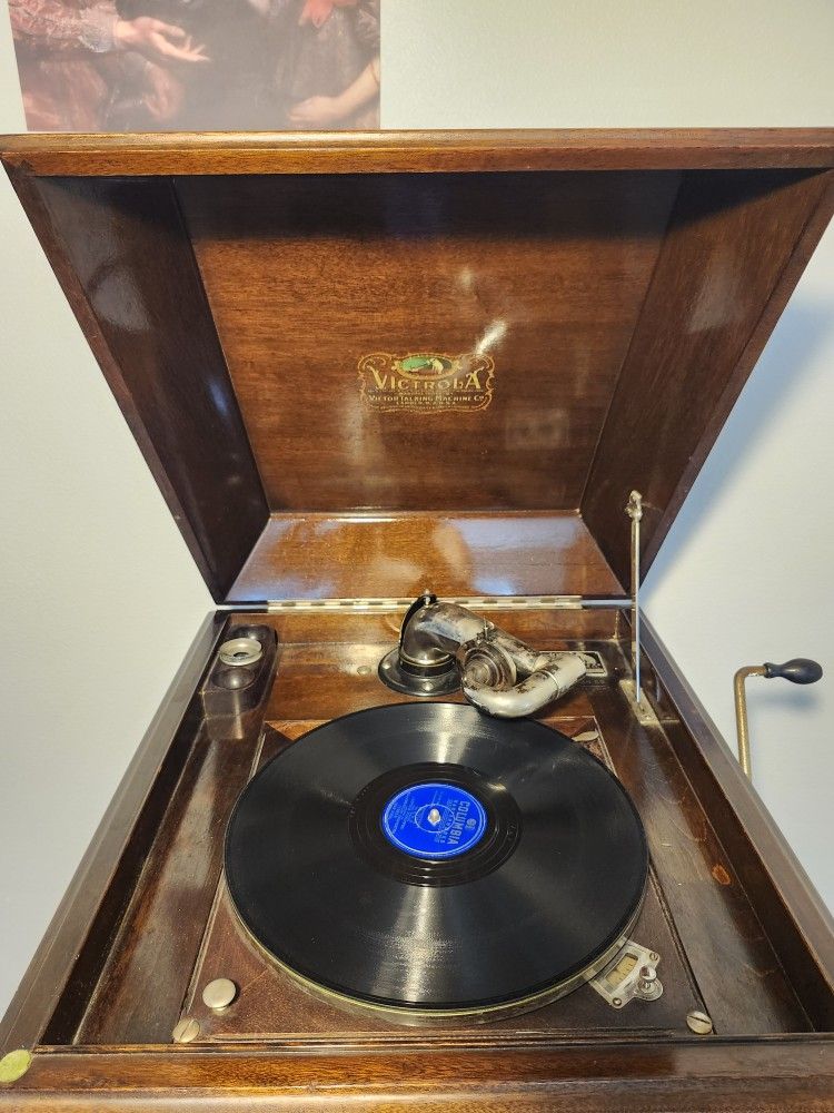 Beautiful Antique Victor Victrola Phonograph with records