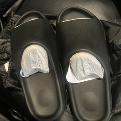 Yeezy Slides Black Size 10