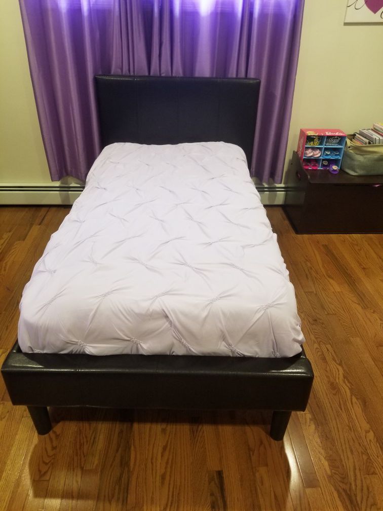 Twin bed/ no mattress
