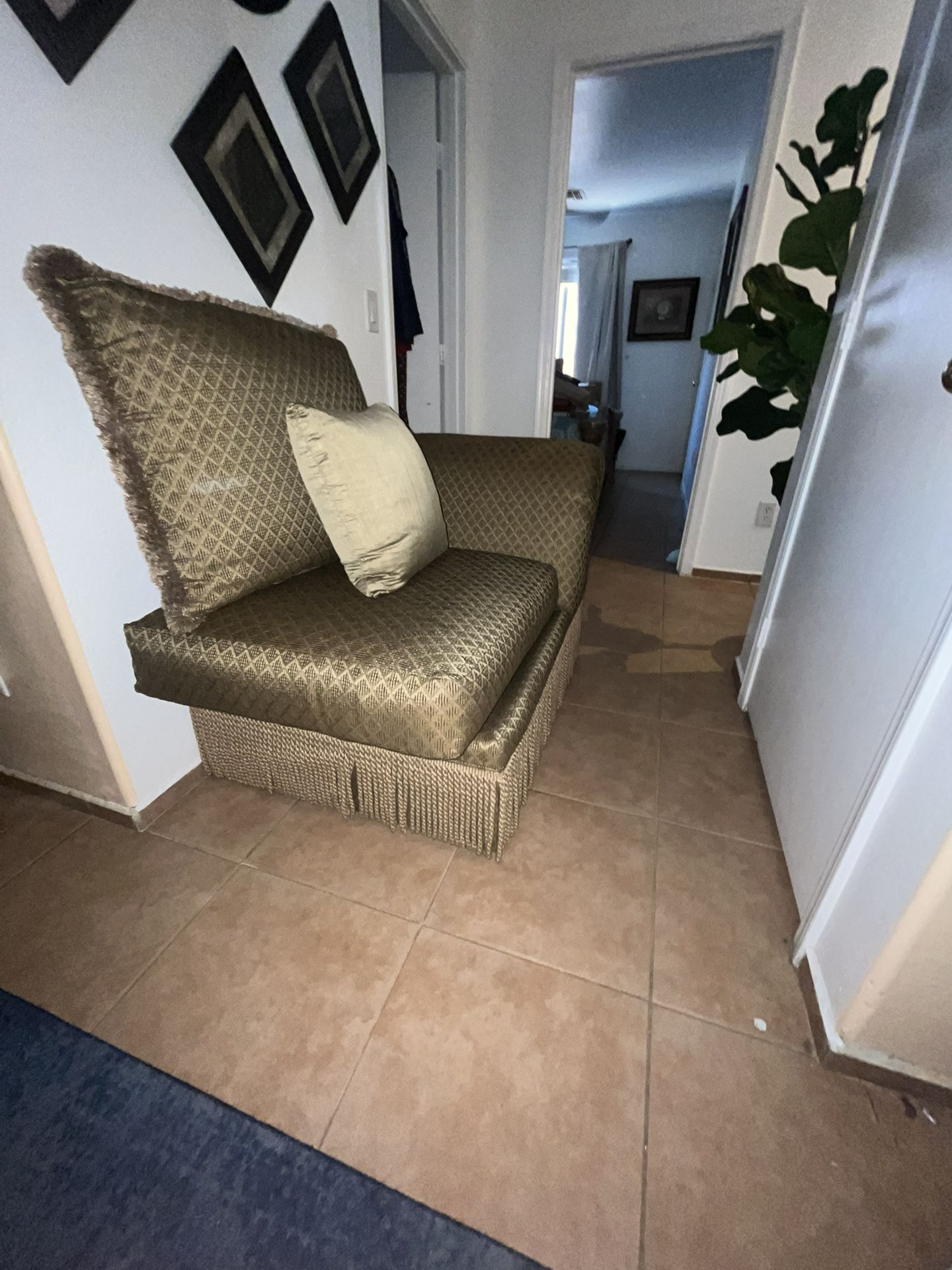 Couch/ Sofa