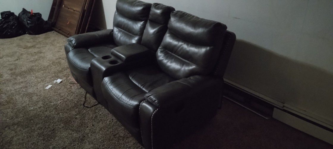 NICE LEATHER COUCHES!