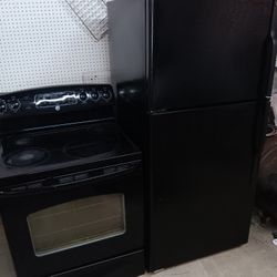 GE Stove and Refrigerator/ Black ⚫️ 