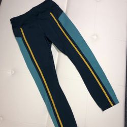 NWOT AVIA Size Medium Athletic Leggings 