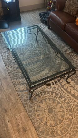 GLASS TABLE IN GREAT CONDITION 