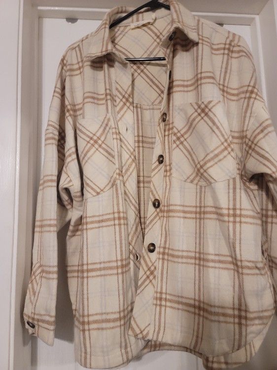 Womens Medium Flannel Shacket With Functional Buttons Front Chest Pockets 