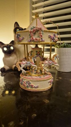 Decorative Carousel Music Box Figurine