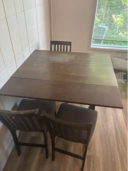 Table (4 chairs)