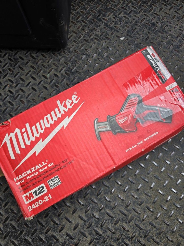 Milwaukee M12 12V Lithium-Ion HACKZALL Cordless Reciprocating Saw Kit with One 1.5Ah Battery, Charger and Tool Bag