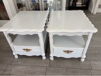 2 beautiful Nightstands