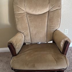 Best furniture, QC five rocking chair with padding and a foot rest