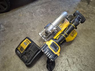 20 volts Dewalt Circular Saw For Sale Works Strong