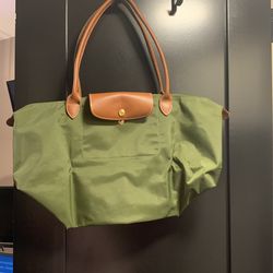 longchamp handbag  smoke and pet free negotiable 