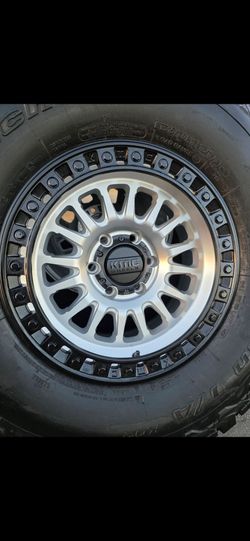 17" KMC w/ 35" BfGoodrich KO2 99% new