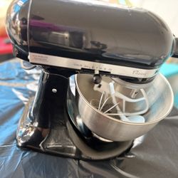 This item is a KitchenAid Classic Series 4.5 Quart Tilt-Head Stand Mixer, 
