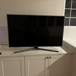 Samsung 43" Flat 4k UHD & Apple TV