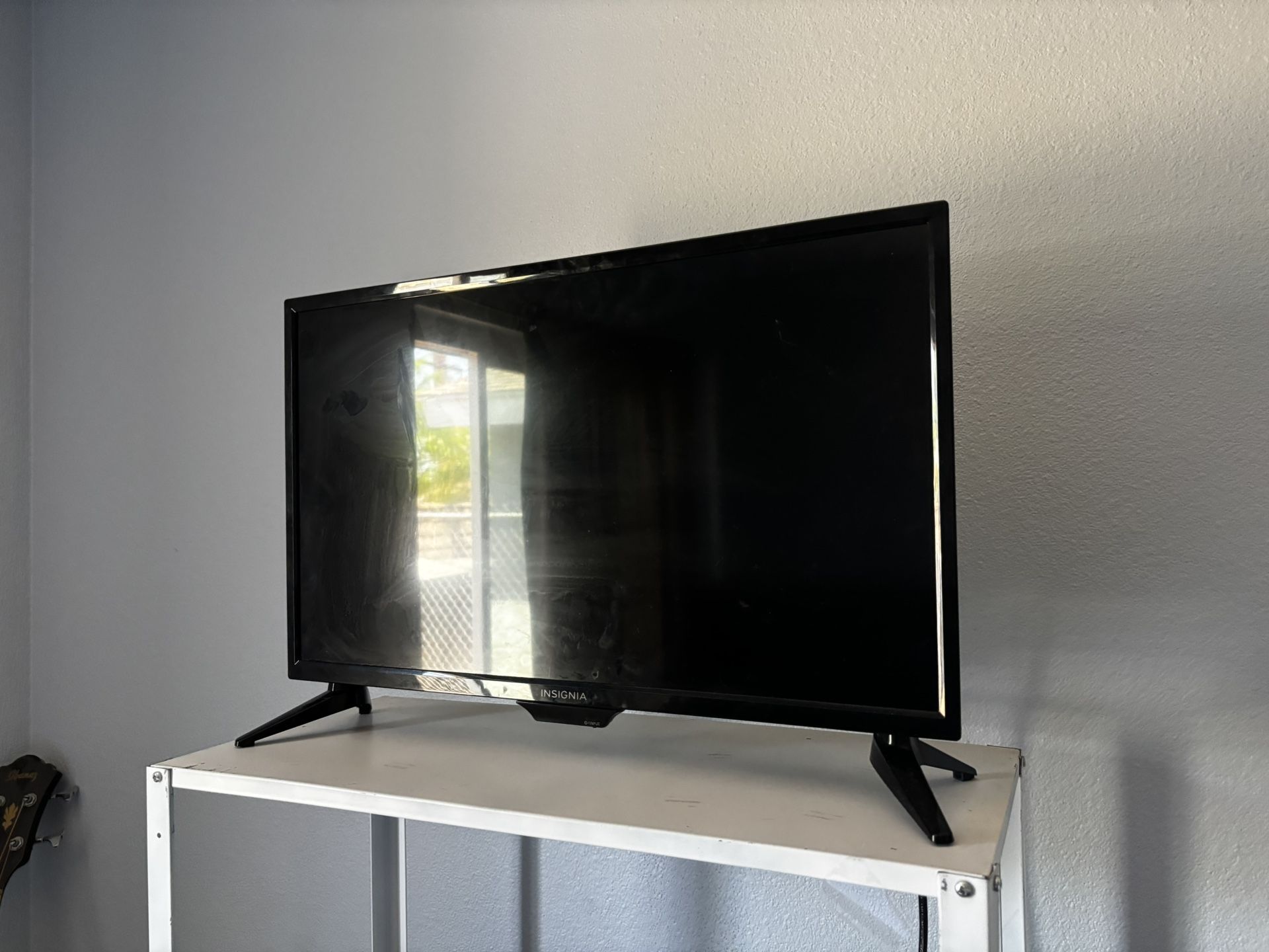 Insignia 21in Tv- No Remote