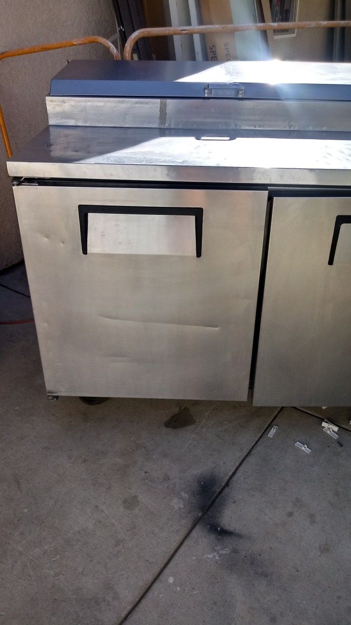 Pizza prep table 3 door refrigerated base