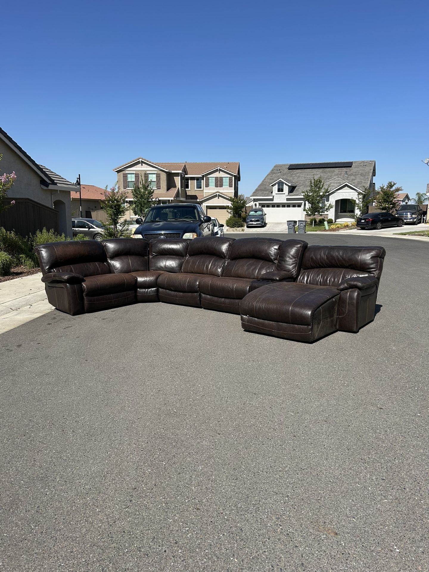 Beautiful Rich Leather Reclining Sectional (FREE LOCAL DELIVERY)