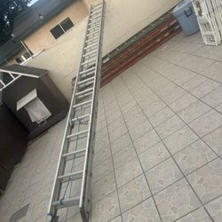 Escalera de 40 pies de aluminio, casi nueva, muy barata 