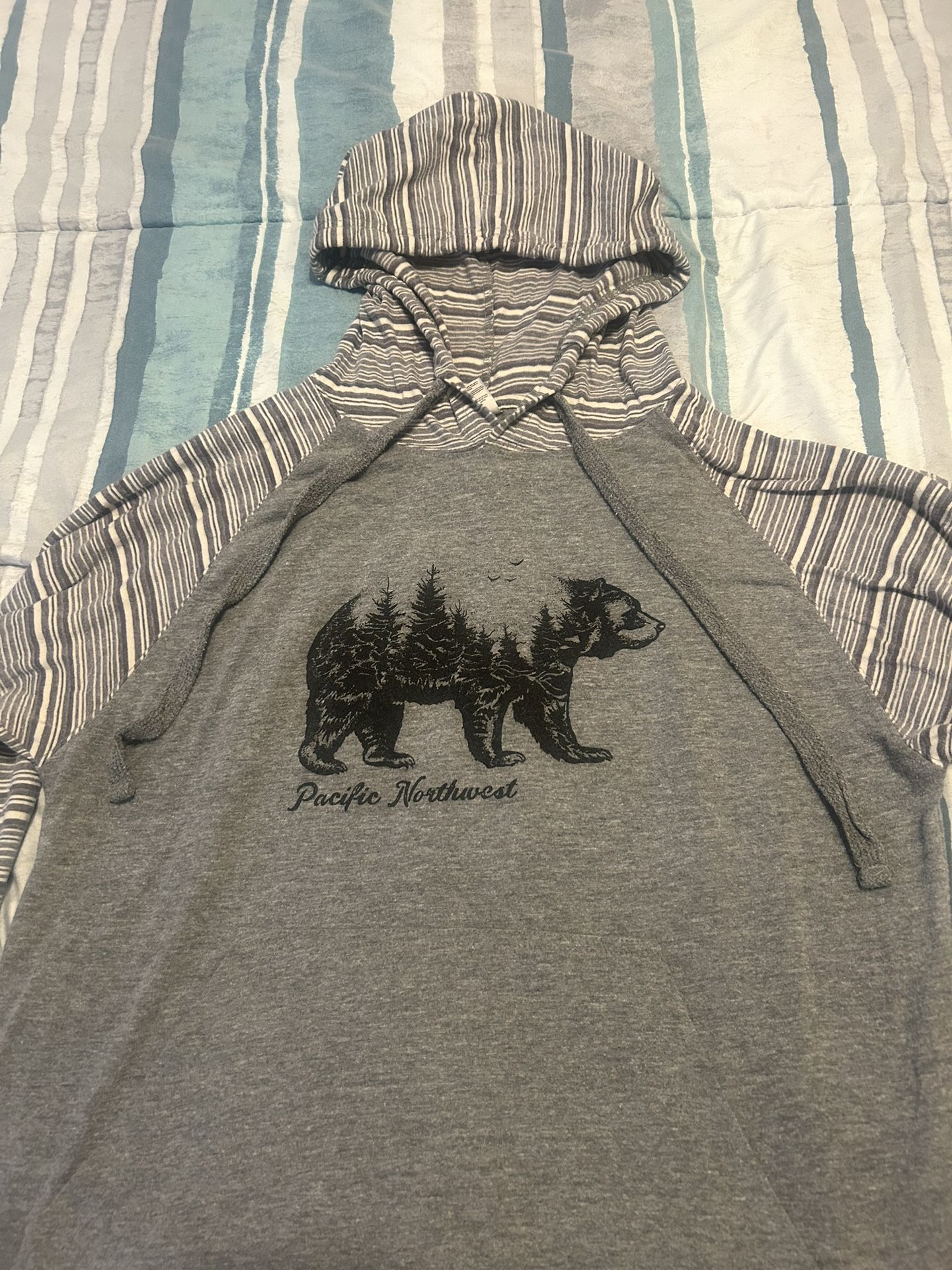 Men’s Size Small Lightweight Hoodie Grey Pacific Northwest With Bear
