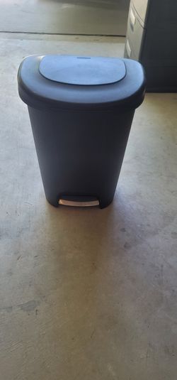 13 Gallon Trash Can/Black