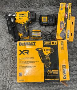 DEWALT 20V MAX XR 21° Framing Nailer + FLEXVOLT 6Ah Battery + Charger + Nails – Used Once