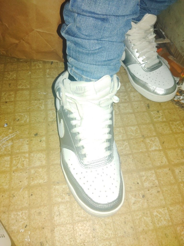 Nikes Size 7