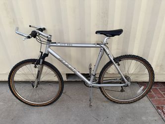 Giant ATX 890 Mountain Bike Men’s Aluminum Frame