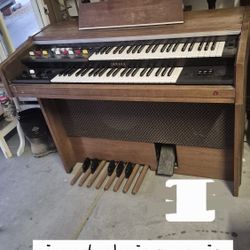    Piano Antiguo Trabaja Muy Vien