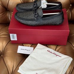 NEW Salvatore Ferragamo Men’s Parigi 19 Printed Logo Gray/Black Leather Dress Shoes Loafers size 8.5