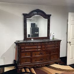 Dresser With Mirror