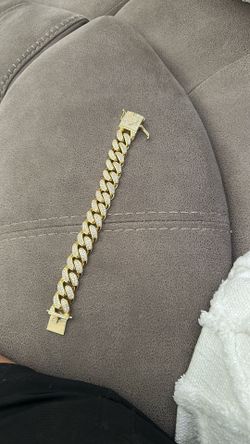 Gold bracelet and other gold pieces